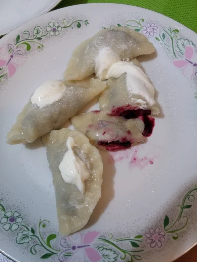 Pepegus - #pierogi #polska #jedzenie kto chętny na pierogi z jagodami
