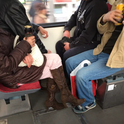 M.....P - wiem że to nie ładnie robić zdjęcie ludziom w tramwajach, no ale sami widzi...
