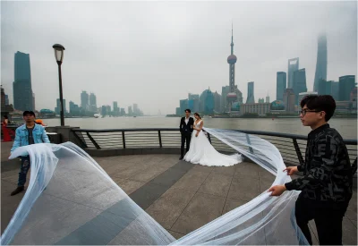 ff_91 - Chińska para szykuje się do sesji ślubnej na tle szanghajskiego city. W tle m...