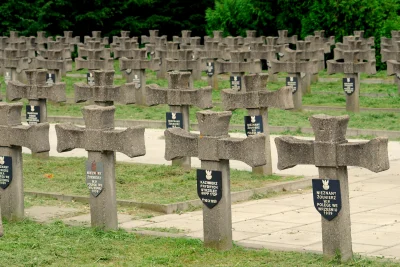 houk - @laczka: Z cmentarzy u nas lubię tylko wojskowe. Też minimalizm i o ile zadban...