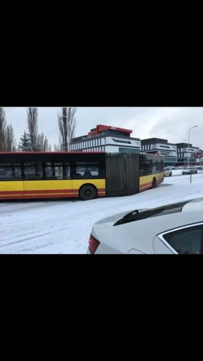 wortor - A na Zwycieskiej we Wrocławiu autobus mial dosc i polozyl sie na rondzie blo...