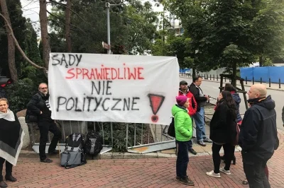 Andreth - Piątek na Wiejskiej. Nieliczni protestujący pod Sejmem, ale i tak liczniejs...