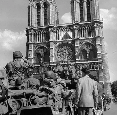 Chicoxxx66 - Amerykańscy żołnierze na tle katedry Notre Dame w sierpniu 1944 podczas ...