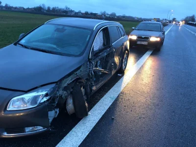 elvis21 - @g3775319: kolega jechał na prostej drodze, mijał się że sznurem osobowek. ...