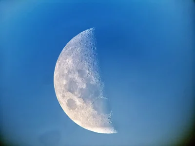 mactrix - @PlonacaZyrafa tak wyglądał Księżyc w lipcu przez ES 24mm robiony s7 z ręki...