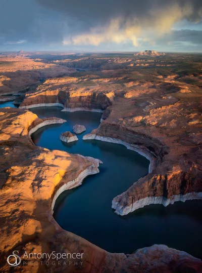Artktur - Jezioro Powell w USA.

Znajduje się na pograniczu stanów Utah i Arizona. ...