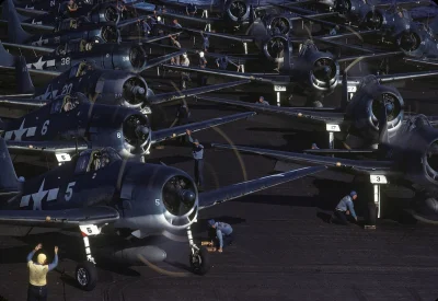 masacrada - Ciekawe że te F6F Hellcaty na lotniskowcu nie mają jednej pary karabinów ...