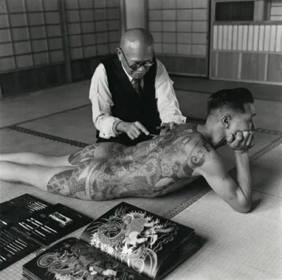 randy_bobandy - Na zdjęciu tradycyjna metoda robienia takiego tatuażu (jap.- Irezumi)