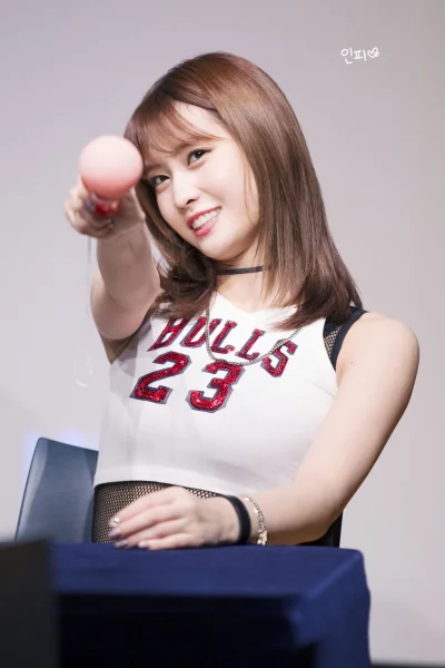 XKHYCCB2dX - #momo #twice 
#koreanka #japonka