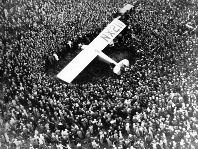 Zdejm_Kapelusz - 1927, Paryż. Sto tysięcy rozentuzjazmowanych Francuzów otacza samolo...