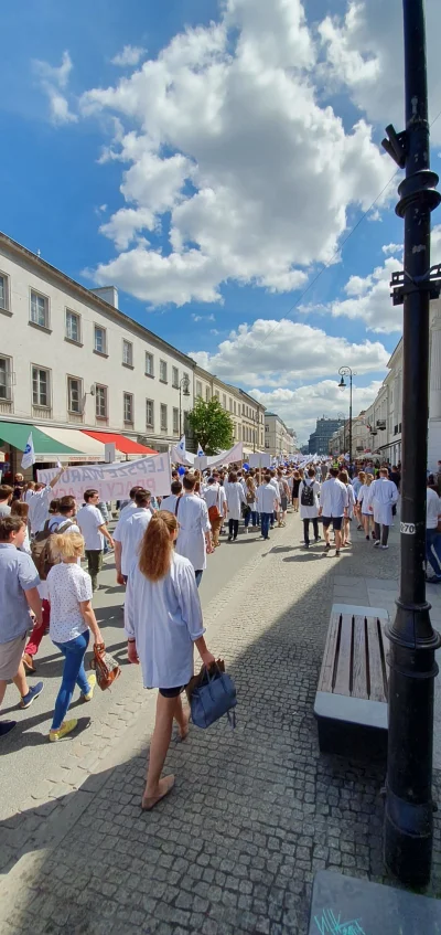 goparys - Dzisiejsza manifestacja lekarzy w sprawie nakładów na ochrone zdrowia 
#med...