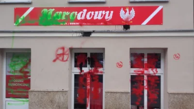 Hand_Solo - Wielkie zwycięstwo polskiej lewicy. 
Fasada świeżo odnowionej kamienicy ...