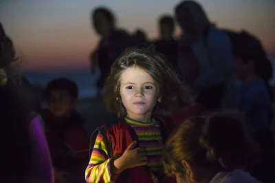 angelo_sodano - Jedno z dzieci syryjskich imigrantów na brzegu wyspy Kos, Grecja, 13....