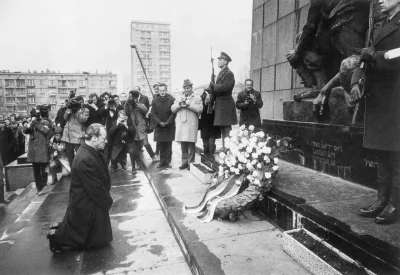 siwymaka - Willy Brandt klęczy przed pomnikiem Ofiar Getta, Warszawa, 7 grudnia 1970 ...