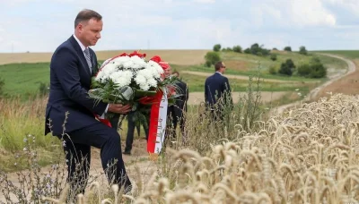 K.....W - ...i Andrzej Duda składający kwiaty w szczerym polu, bo Ukraińcy nie pozwol...
