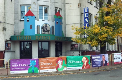 Rzaba - Teatr dla dzieci strollował polityków, którzy wywiesili swoje plakaty wyborcz...