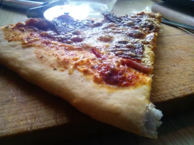 danoxide - A dzisiaj elegancka pizza z szynką, salami i serem.
Sos zrobiłem sam, bo ...