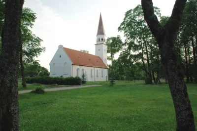 johanlaidoner - Typowy widok dla prownicji na Łotwie, kościół luterański w Siguldzie ...