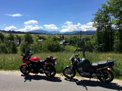 katera - to zabawne, jak jadą razem trzy motocykle i widać jacy to dumni machają, bo ...