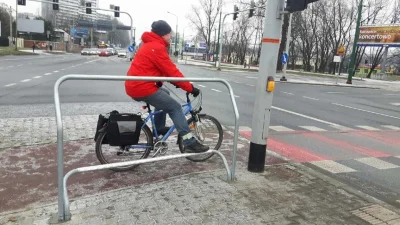 lajsta77 - W #katowice stawiają podnóżki dla rowerzystów czekających na zielone świat...