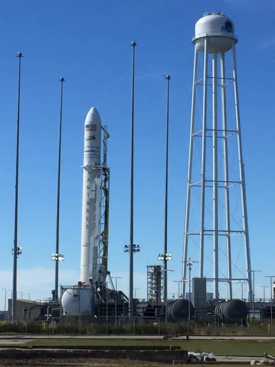 d.....4 - Antares na stanowisku startowym 

#kosmos #rakiety #antares #orbitalatk