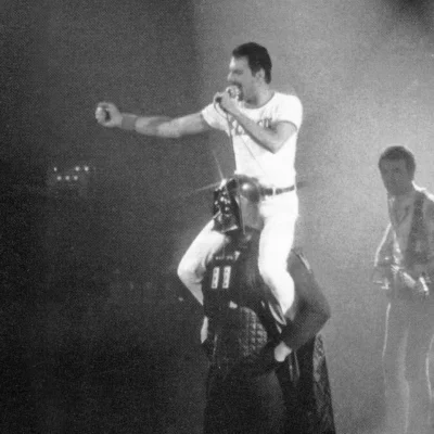 gramwmahjonga - Unikalne zdjęcie Freddiego Mercury'ego na Darth Vaderze, rok 1980.
#...