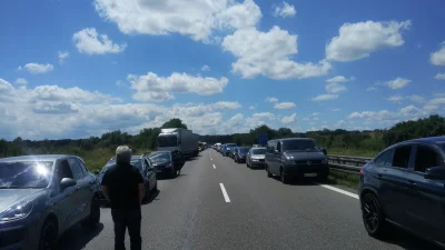 Xavax - Piknik na autostradzie 81 #niemcy #zagranico.
Narazie jechały 3 karetki, 3 s...