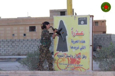 cooldeluxe - Kurdyjka niszczy plakat z instrukcją (nakazem) jak kobiety powinny się u...
