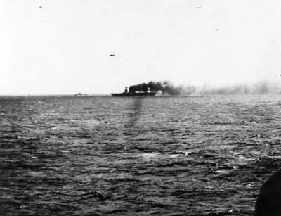N.....h - Amerykański lotniskowiec USS Lexington, płonie po ataku przez siły japoński...