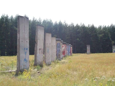 t.....5 - #slask #dolnyslask #murberlinski 

Fragmenty muru berlińskiego w miejscowoś...