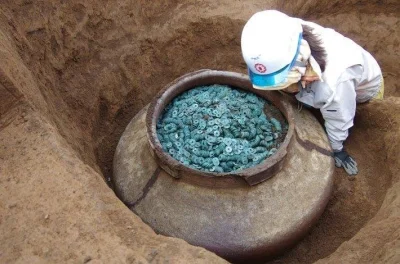 Zwiadowca_Historii - Ceramiczny dzban z tysiącami monet z brązu znaleziono niedawno p...