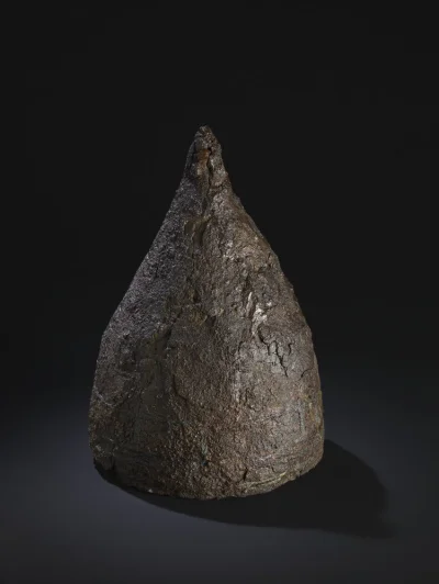 myrmekochoria - Asyryjski żelazny hełm z IX/VIII wieku przed naszą erą