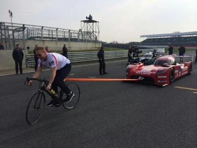 bluehead - Nissan testuje nowy napęd hybrydowy przed weekendem na Silverstone. 
#hehe...