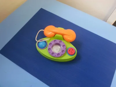 pogop - Oto zabawkowy telefon w gabinecie logopedycznym mojej żony. Po co? Ano do dia...