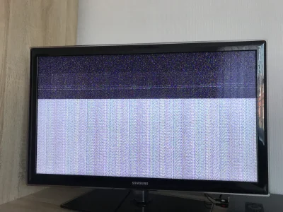 curlyhazet - Telewizor Samsung UE32D5500 po włączeniu wyświetla logo smarttv po czym ...