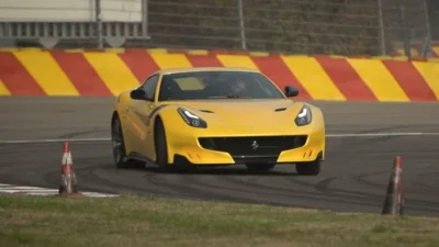 autogenpl - Chris Harris za kierownicą Ferrari F12tdf

http://www.topgear.com/video...