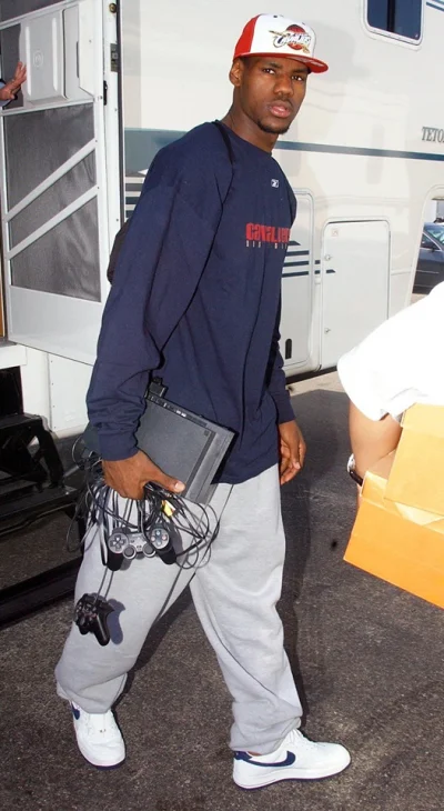 only_dgl - Jest rok 2003. Początkujący koszykarz LeBron James idzie ze swoim PS2 na p...