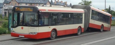 kruczek1 - Najbardziej niskopodłogowy autobus świata od #solaris - podłoga autobusu n...