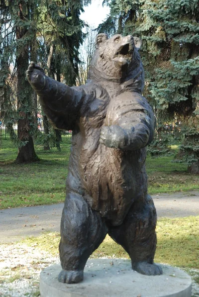 j.....9 - W Krakowskim parku Jordana od niedawna stoi pomnik niedźwiedzia Wojtka, faj...