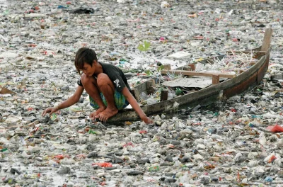 J.....y - Młody chłopiec zbiera plastik z rzeki Citarum (Tarum) w Indonezji. 
Rzeka ...