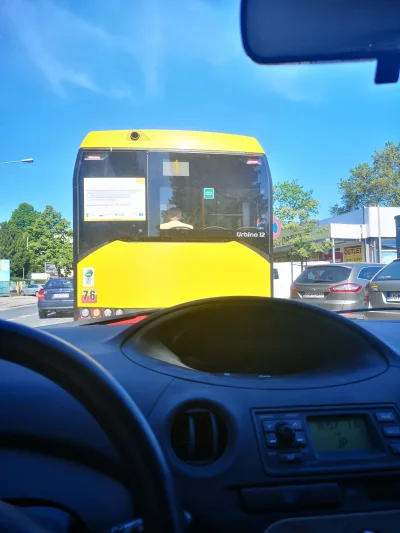 Stefaniak91 - Czemu ten autobus nie podziękował mi awaryjnyjnymi tylko migacz w lewo ...