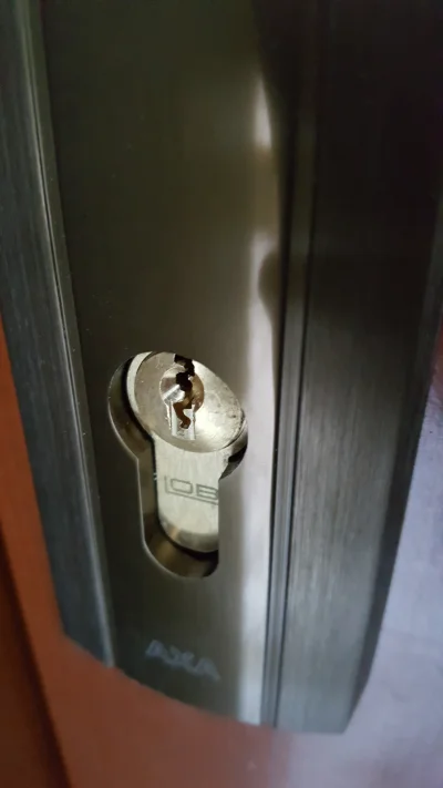 wykops2 - Mireczki. Mamie wymieniali drzwi i dali nową wkładkę i klucze. Ale od zewną...