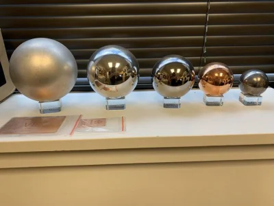 Opipramoli_dihydrochloridum - Każda kula waży 1 kg. Od lewej do prawej: magnez, alumi...