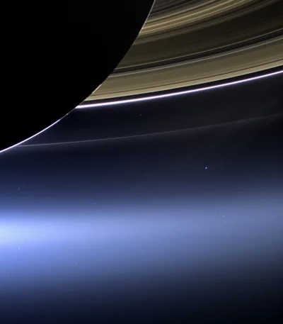 R2D2zSosnowca - Ziemia widziana zza Saturna przez sondę Cassini. 
#kosmos #fotografia