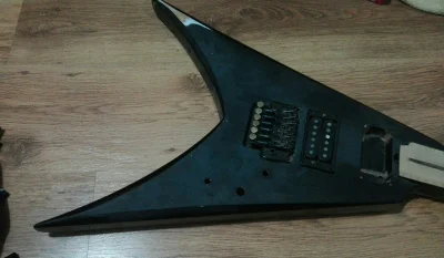 faun69 - Leżała u mnie jakiś czas gitara Mayones w kształcie V. Nie miałem czasu ani ...