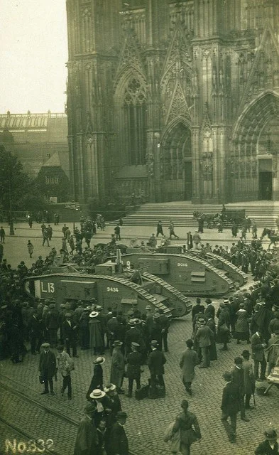 myrmekochoria - Brytyjskie czołgi (Mark I) przed katedrą w Kolonii, Niemcy 1919 rok.
...