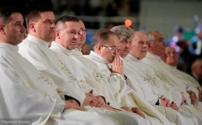 snup-siup - Tymczasem w innym rejonie świata inny szaman steruje milionami umysłów.
...