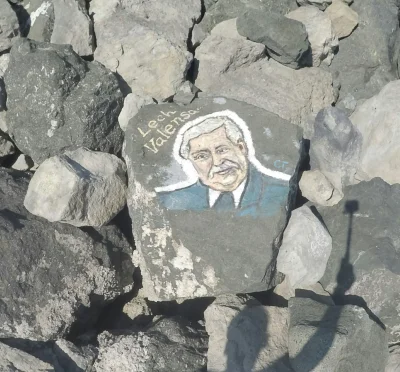 trollasek - #lechwalesacontent #lechwalesa leszke malowany na kamieniach w Bułgarii 
...