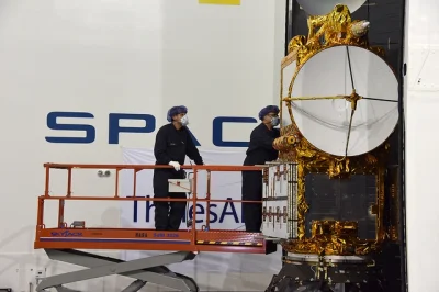 MarekAntoniuszGajusz - Zdjęcie przedstawiające zamykanie satelity JASON-3 w owiewce F...
