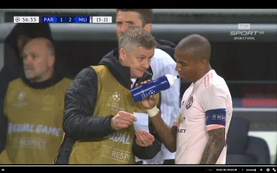 clevage - Ole Gunnar Solskjær za chwilę pojawi się na boisku. Ashley Young udziela mu...